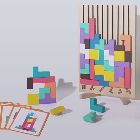 Barevné dřevěné kostky – trénink logiky a rovnováhy pro děti s vertikální deskou a kartami úloh. Edukativní hračka pro rozvoj kreativity a koordinace.